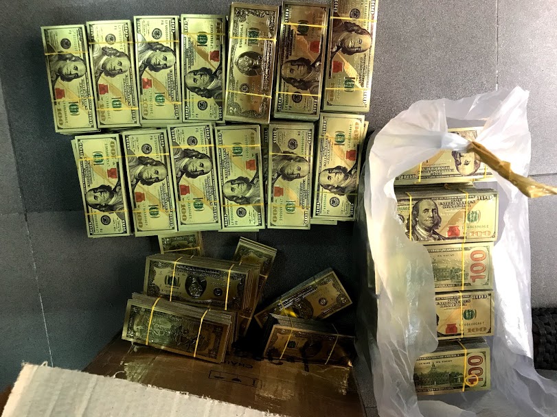 Tiền 100usd mạ vàng